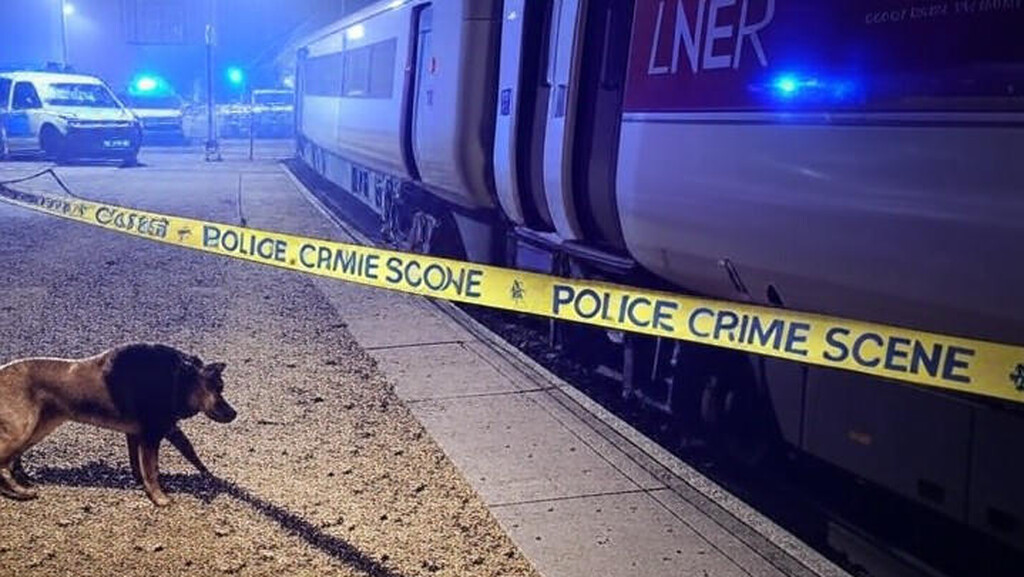 Ataque a faca em trem no Reino Unido desperta alerta sobre crise de violência urbana