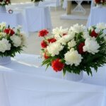 Salão comunitário em Brasília preparado para casamento comunitário gratuito, com flores e alianças simbólicas.