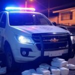 Viatura policial em rua de Ceilândia após perseguição e prisão com crack avaliado em R$ 240 mil.