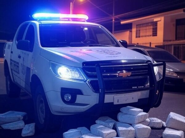 Viatura policial em rua de Ceilândia após perseguição e prisão com crack avaliado em R$ 240 mil.