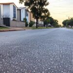 Rua em Vicente Pires com chiclete no asfalto, representando incidente de agressão a adolescente internada na UTI.