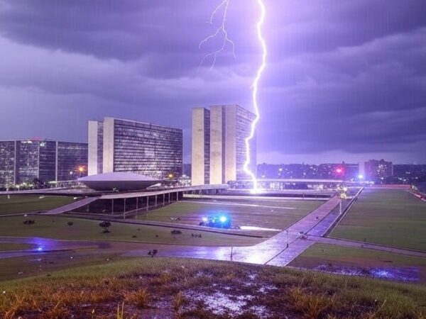 Raio atingindo a Esplanada dos Ministérios em Brasília durante tempestade, com arquitetura icônica ao fundo.