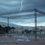 Raio atingindo palanque de ato político em Belo Horizonte, com céu tempestuoso e bandeiras brasileiras.