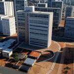 Vista panorâmica de Brasília mostrando contrastes entre áreas ricas e pobres, representando disparidades na renda per capita no DF.