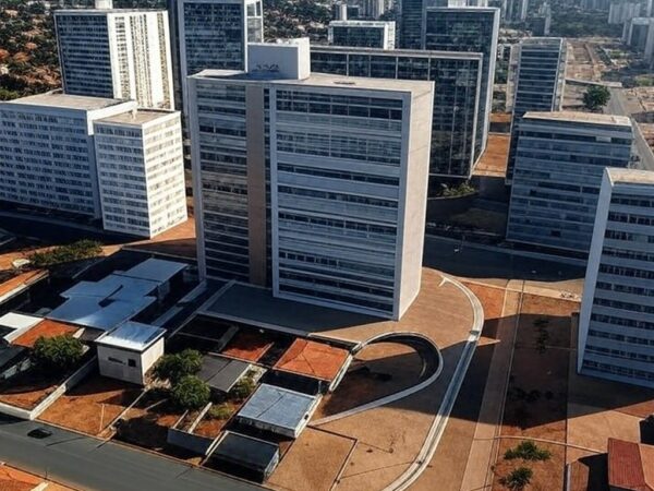 Vista panorâmica de Brasília mostrando contrastes entre áreas ricas e pobres, representando disparidades na renda per capita no DF.