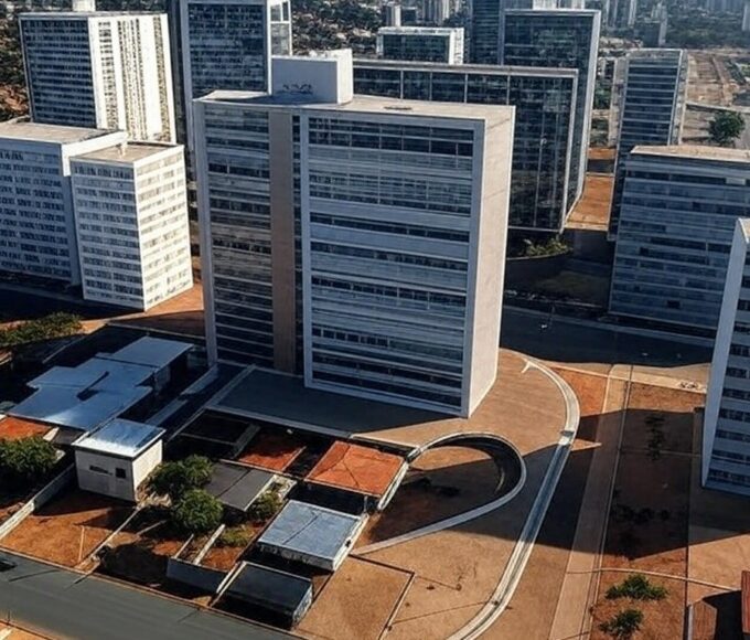 Vista panorâmica de Brasília mostrando contrastes entre áreas ricas e pobres, representando disparidades na renda per capita no DF.