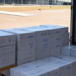 Caixas de vacinas contra febre amarela chegando a Brasília para conter ameaça de surto no Distrito Federal.