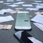 Rua brasileira com smartphone e documentos falsos representando fraude em empréstimos governamentais.