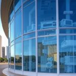 Sala de cirurgia oftalmológica em hospital de Brasília com equipamentos para cirurgia de catarata.