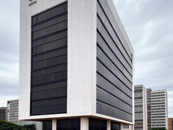 Edifício da Caesb em Brasília sob céu nublado, representando frustração no resultado provisório do concurso no DF.