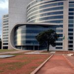 Fachada do Tribunal de Justiça do DF com bandeira a meio mastro em sinal de luto por desembargador.