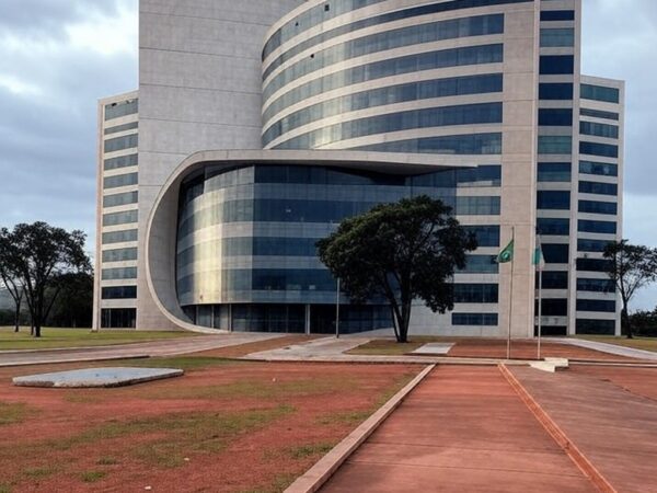 Fachada do Tribunal de Justiça do DF com bandeira a meio mastro em sinal de luto por desembargador.