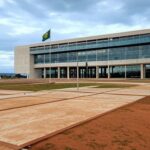 Edifício do TJDFT em Brasília com bandeira a meio mastro, simbolizando luto pela morte do desembargador Maurício Miranda.
