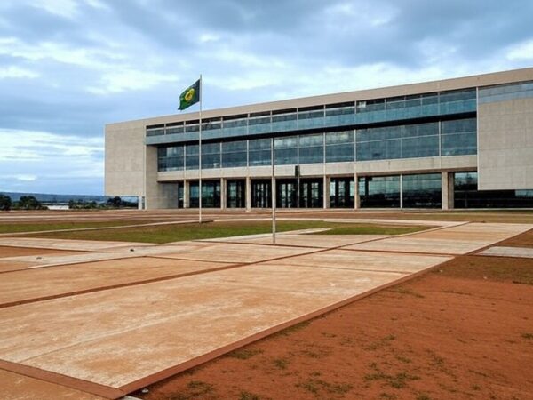 Edifício do TJDFT em Brasília com bandeira a meio mastro, simbolizando luto pela morte do desembargador Maurício Miranda.