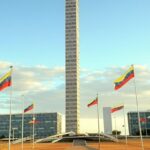 Torre de TV em Brasília com bandeiras venezuelanas em ato de celebração de exilados.