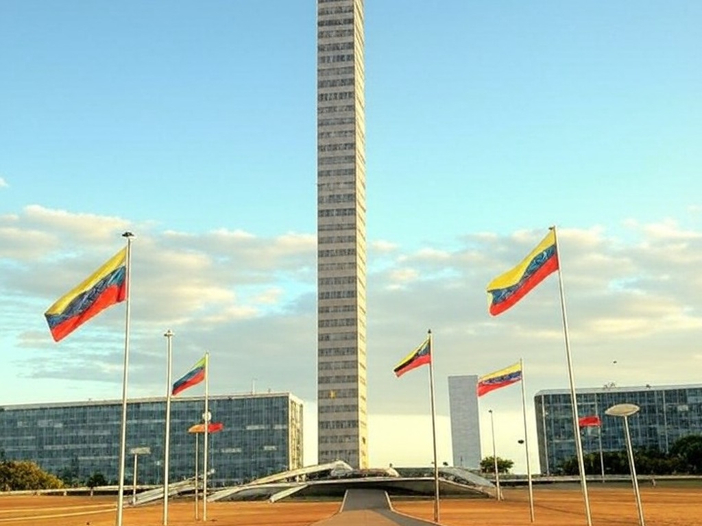 Torre de TV em Brasília com bandeiras venezuelanas em ato de celebração de exilados.