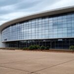 Vista de edifícios governamentais e comerciais em Brasília, representando desigualdades entre folga de aniversário para servidores do DF e setor privado.