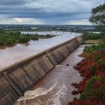 Reservatório do Descoberto transbordando no DF, elevando riscos de inundações em Ceilândia e Taguatinga.