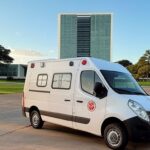 Ambulância em frente ao STF em Brasília, simbolizando emergência médica após queda com ferimentos leves.