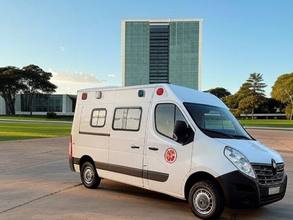 Ambulância em frente ao STF em Brasília, simbolizando emergência médica após queda com ferimentos leves.