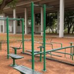 Academia ao ar livre para idosos em Brasília, com equipamentos desgastados, destacando insuficiência da nova lei aprovada pela CLDF.