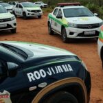 Viaturas da polícia brasileira em estrada de Goiás durante operação de captura de suspeitos de assalto.