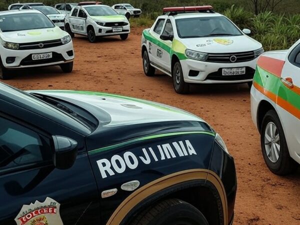 Viaturas da polícia brasileira em estrada de Goiás durante operação de captura de suspeitos de assalto.