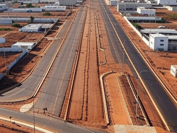 Vista de obras de infraestrutura em Ceilândia, com sinalizações e equipamentos de construção urbana no Distrito Federal.