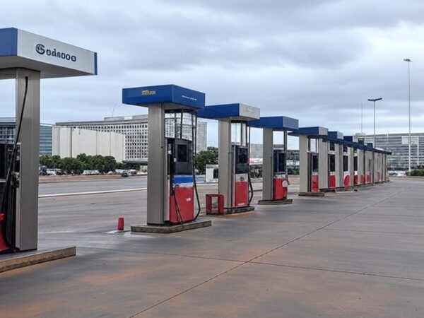 Postos de gasolina em Brasília ilustrando denúncia de cartel de combustíveis no DF.