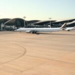 Aeroporto de Brasília com aviões na pista e terminal moderno, eleito o segundo mais pontual do mundo pela Cirium.