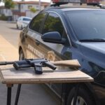Viatura da Polícia Militar em rua de Ceilândia com carabina municiada apreendida após denúncia de ameaças.