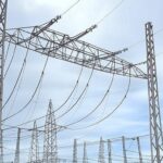 Subestação elétrica no DF com cabos expostos e viatura policial, indicativo de tentativa de furto.