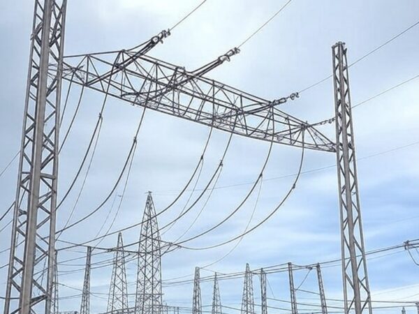 Subestação elétrica no DF com cabos expostos e viatura policial, indicativo de tentativa de furto.