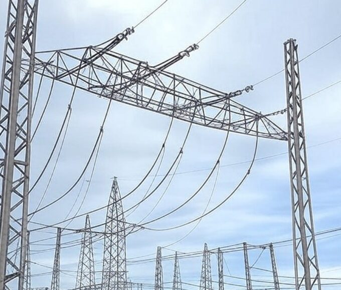 Subestação elétrica no DF com cabos expostos e viatura policial, indicativo de tentativa de furto.