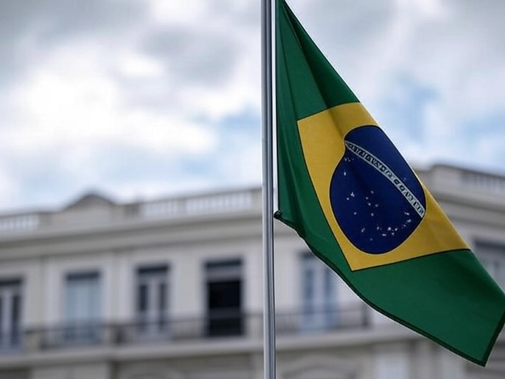 Bandeira brasileira a meio mastro em prédio no Rio de Janeiro, representando luto por brasileiro morto na Guerra da Ucrânia.
