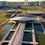 Vista aérea de Brasília representando queda de 96% nos casos de dengue no Distrito Federal em 2025.