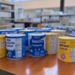 Embalagens de fórmula infantil Nestlé em laboratório de saúde no DF, representando casos de contaminação por cereulide.