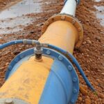 Rua na Asa Norte de Brasília com prédios icônicos e símbolos de corte de água, afetando instituições como Senado e Presidência.