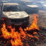 Incêndio em vegetação danifica oito carros em Vicente Pires, DF, com chamas e fumaça em área urbana.