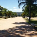 Rua em Brasília com edifícios governamentais e símbolos de inclusão social para pessoas em situação de rua.