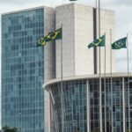 Edifício governamental em Brasília representando expansão de programas juvenis no DF, com críticas à efetividade contra vulnerabilidades sociais.