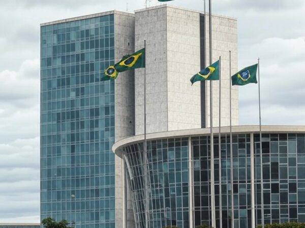 Edifício governamental em Brasília representando expansão de programas juvenis no DF, com críticas à efetividade contra vulnerabilidades sociais.