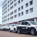 Viatura da Polícia Civil do DF em frente a hospital em Brasília durante investigação de mortes por injeção de desinfetante.