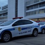 Viaturas policiais em frente ao Hospital Anchieta no DF, relacionado a prisões por mortes em UTI.