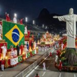 Desfile de samba no carnaval brasileiro com alegorias políticas no Sambódromo do Rio de Janeiro.