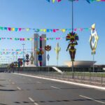 Viaturas da Polícia Militar do DF reforçando segurança em evento de Carnaval em Brasília.