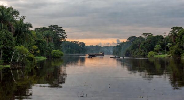 Rio Tapajós na Amazônia, com canoas indígenas e floresta preservada, representando revogação de privatização de hidrovias após protestos.