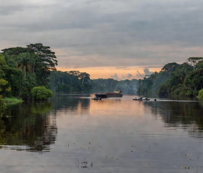 Rio Tapajós na Amazônia, com canoas indígenas e floresta preservada, representando revogação de privatização de hidrovias após protestos.