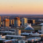 Vista panorâmica da skyline de Brasília com edifícios modernos e construções, representando o mercado imobiliário no DF com vendas de R$ 4,85 bilhões e valorização de 8% em 2025.