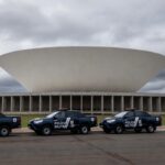 Viatura da polícia da CLDF em frente à Câmara Legislativa no DF, com elementos de olimpíadas de segurança e tom de controvérsia.